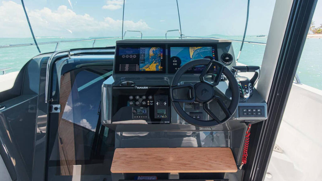 Yamarin_Aura_aquamoto23.ru_interion_panel.jpg