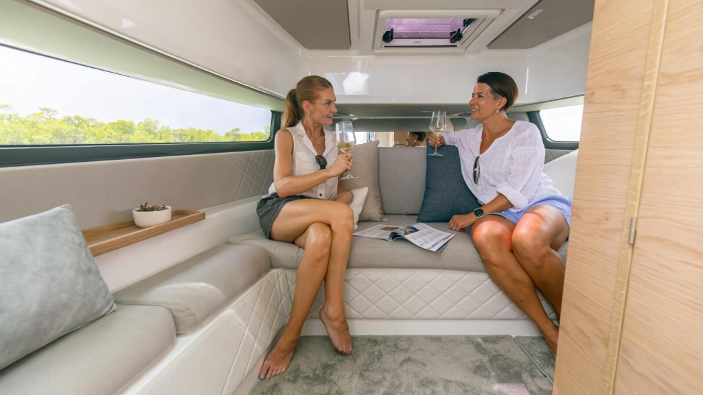 Yamarin_Aura_aquamoto23.ru_interion_cabin.jpg